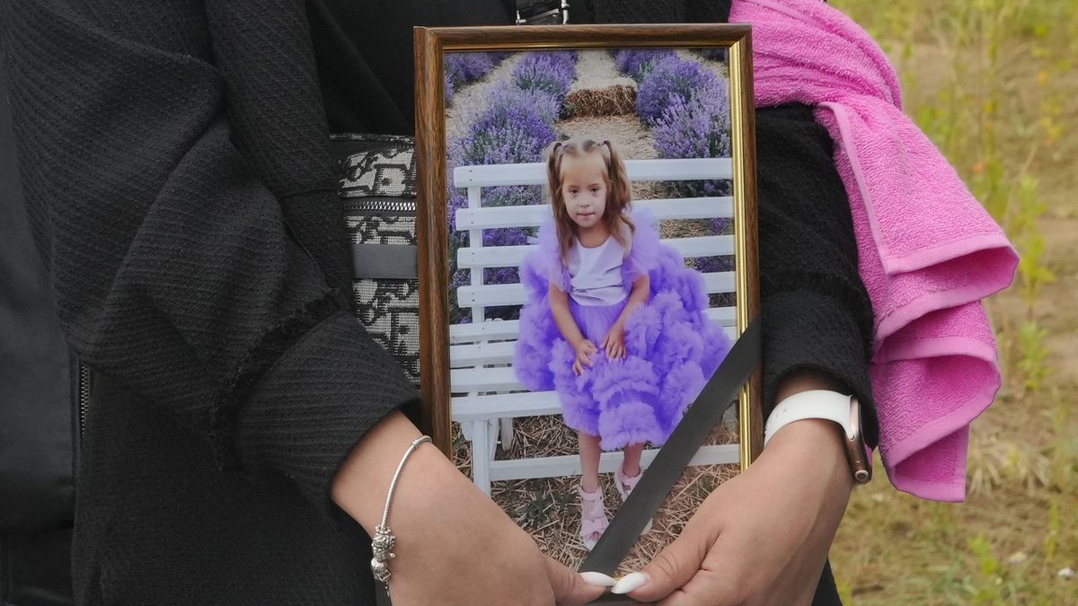 Ve Vinnycji pohřbili čtyřletou holčičku, která se stala symbolem ruského útoku
